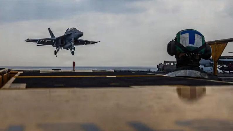 Porta-aviões USS Abraham Lincoln — Foto: Daniel Kimmelman/Marina de EEUU via AP