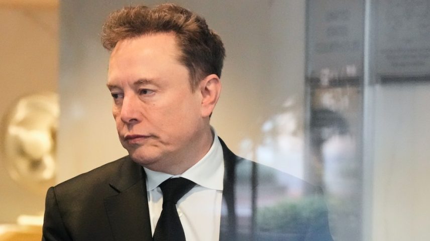 Elon Musk chega ao tribunal para o julgamento contra a OpenAI. — Foto: Godofredo A. Vásquez/AP Photo