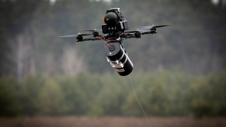 Um drone de fibra óptica FPV de fabricação ucraniana voa em um mercado militar em um local não revelado na região de Kyiv, na Ucrânia. — Foto: Efrem Lukatsky / AP