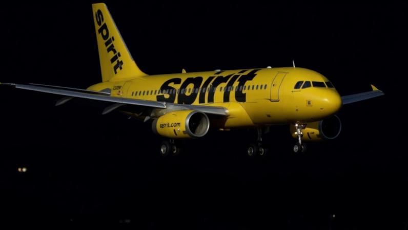 Um Airbus A319 da Spirit Airlines se aproxima do Aeroporto Regional de Manchester Boston para pouso, em 2 de junho de 2023 — Foto: Charles Krupa / AP