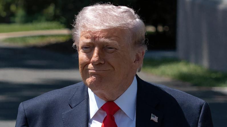 O presidente Donald Trump caminha para falar com repórteres enquanto se prepara para embarcar no helicóptero Marine One no gramado sul da Casa Branca, na sexta-feira, 1º de maio de 2026, em Washington — Foto: Mark Schiefelbein / AP