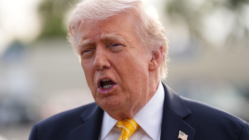 O presidente Donald Trump conversa com repórteres antes de embarcar no Air Force One no Aeroporto Internacional de Palm Beach, em West Palm Beach, Flórida, no sábado, 2 de maio de 2026, com destino a Miami — Foto: AP/Matt Rourke