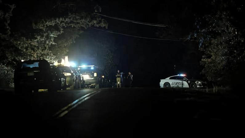 A polícia isolou as proximidades do boulevard S. Air Depot em Edmond, Oklahoma, após um tiroteio em um acampamento no Lago Arcadia, no sábado, 3 de maio de 2026. — Foto: AP/Alonzo Adams