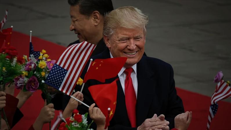 O presidente dos EUA, Donald Trump (à direita), e o presidente chinês, Xi Jinping, são recebidos por crianças que acenam com flores e bandeiras durante uma cerimônia de boas-vindas no Grande Salão do Povo, em Pequim