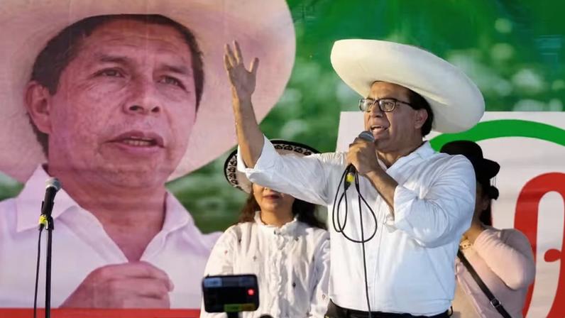 O candidato presidencial Roberto Sanchez, do partido Juntos pelo Peru, discursa diante de um banner com a imagem do ex-presidente Pedro Castillo durante encontro com apoiadores na comunidade de Huaycan, em Lima, Peru, no sábado, 9 de maio de 2026.