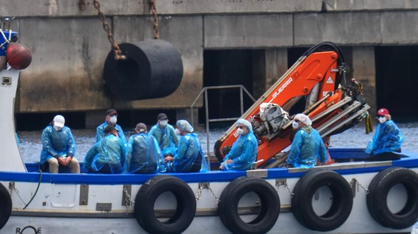 Passageiros desembarcam do navio de cruzeiro MV Hondius, atingido pelo hantavírus, no porto de Granadilla, em Tenerife, Ilhas Canárias, Espanha — Foto: Manu Fernandez/AP