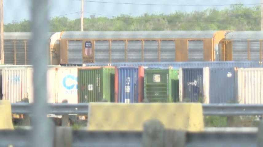 Vagões de trem da Union Pacific estão estacionados em um pátio ferroviário em Laredo, Texas, domingo, 10 — Foto: KGNS via AP