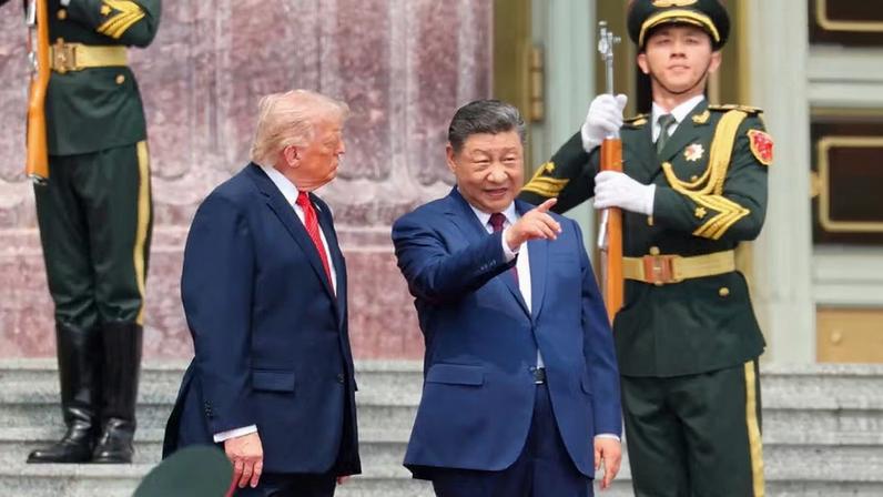 Recepção: Xi Jinping e Trump durante cerimônia de boas-vindas no Grande Salão do Povo, em Pequim