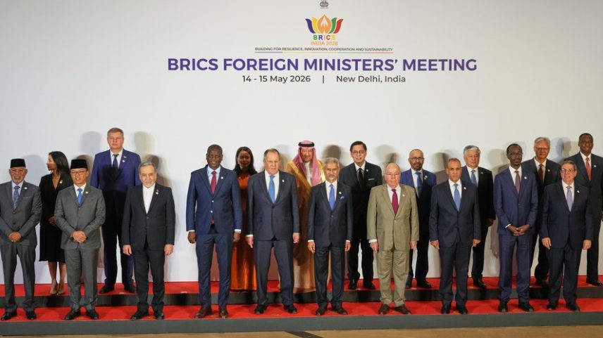 Representantes governamentais dos países do BRICS e países parceiros posam para uma foto na reunião de ministros das Relações Exteriores do BRICS em Nova Delhi, Índia, quinta-feira, 14 de maio de 2026 — Foto: .Foto AP/Manish Swarup