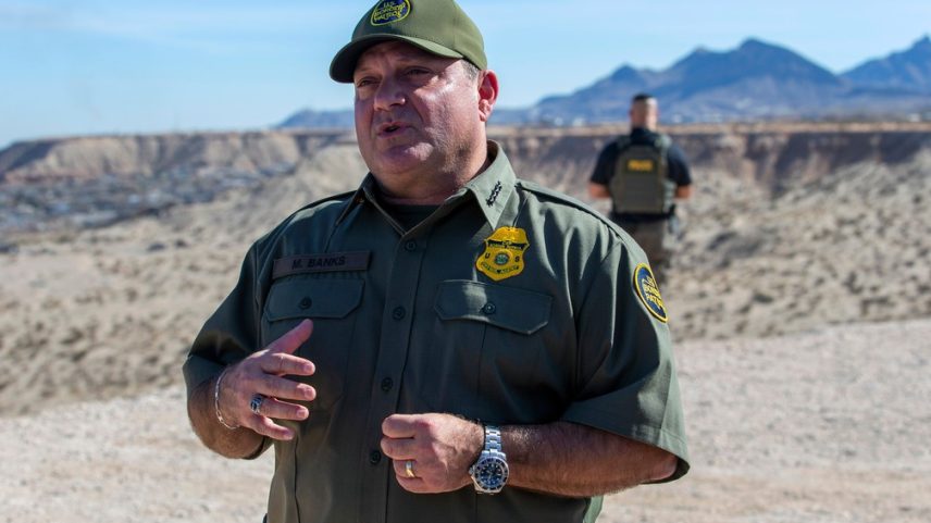 Foto de Arquivo: o então chefe da Patrulha da Fronteira, Michael Banks, fala com repórteres durante a visita do secretário de Defesa, Pete Hegseth, à fronteira entre os EUA e o México em Sunland Park, Novo México, em 3 de fevereiro de 2025. — Foto: AP Photo/Andres Leighton