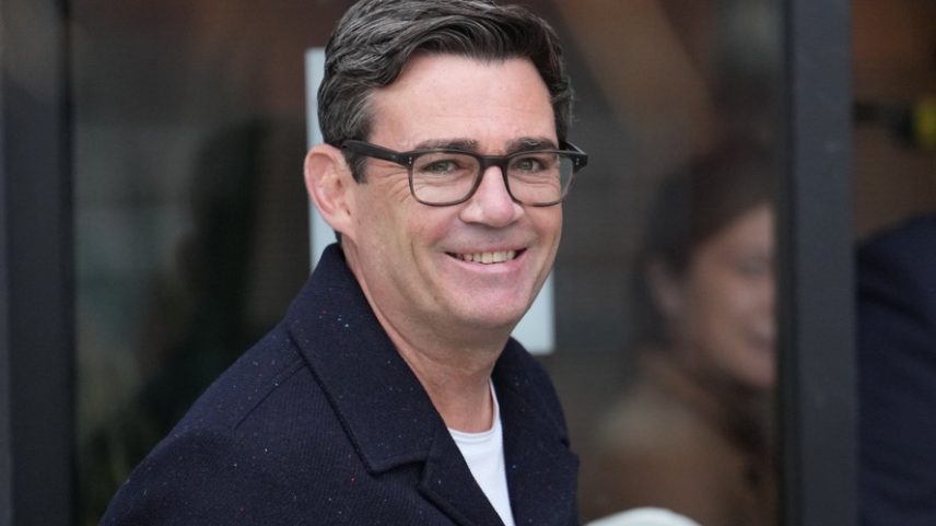 O prefeito da Grande Manchester, Andy Burnham, em foto de 2025; ele vai tentar voltar ao Parlamento