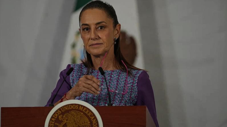 A presidente Claudia Sheinbaum concede sua coletiva de imprensa matinal diária no Palácio Nacional, na quinta-feira, 30 de abril de 2026, na Cidade do México — Foto: AP/Fernando Llano