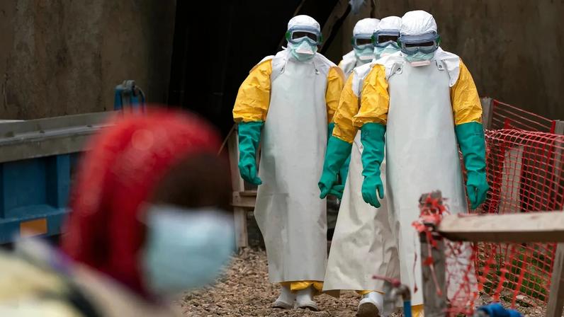 Profissionais de saúde usando equipamentos de proteção iniciam seu turno em um centro de tratamento de Ebola, no Congo — Foto: AP Photo/Jerome Delay, Arquivo