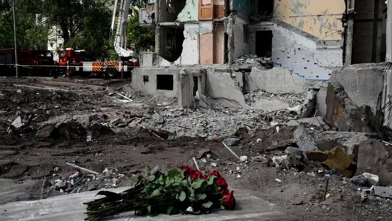 Rosas vermelhas jazem no local do ataque de mísseis russos que atingiu um prédio residencial em Kiev, Ucrânia, na sexta-feira, 15 de maio de 2026 — Foto: AP/Efrem Lukatsky