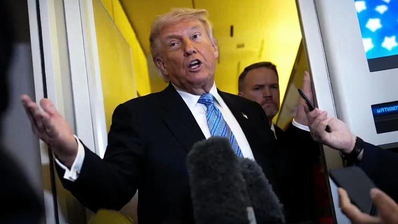 Presidente Trump dá entrevista a bordo do Força Aérea Um após decolar de Pequim — Foto: AP Photo/Mark Schiefelbein