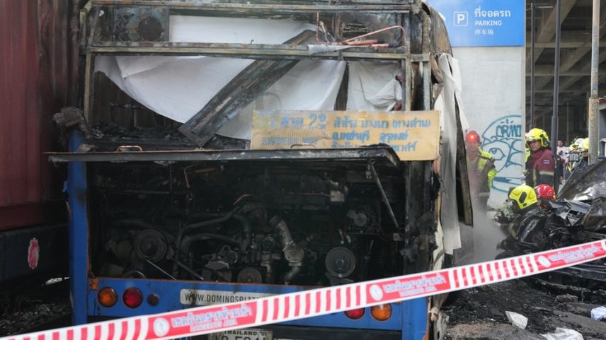Ônibus fica destruído após acidente com trem e explosão em Bangkok, capital da Tailândia, no dia 16 de maio de 2026 — Foto: Sakchai Lalit/AP