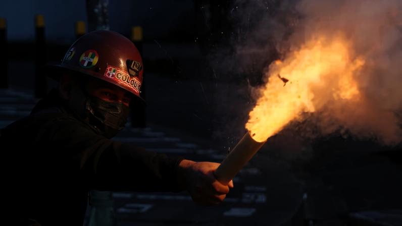 Mineiro joga fogo de artifício em forças de segurança em La Paz nesta segunda-feira (18/05)