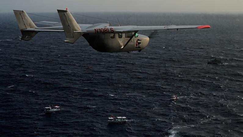 Um avião de Hermanos al Rescate sobrevoou a flotilha do Movimento Democracia no limite dos 12 milhões, ao norte de La Habana, Cuba, em 10 de julho de 1999