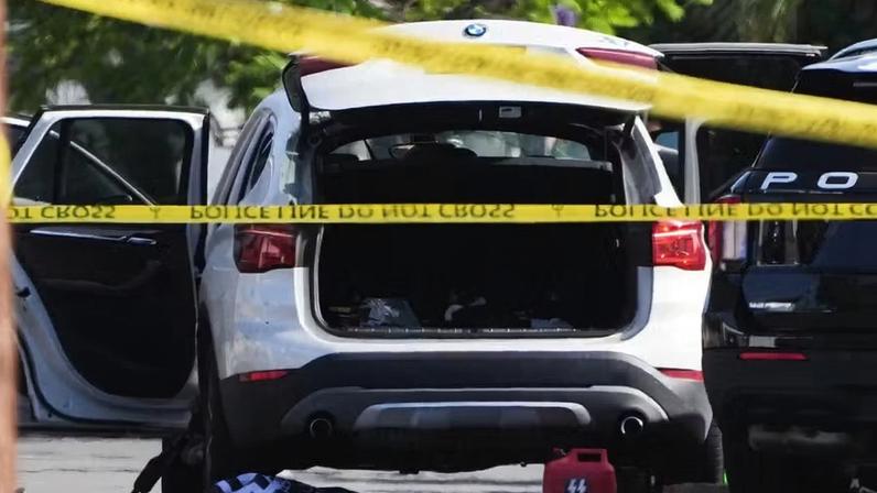 Carro que teria sido usado pelos supostos autores de ataque a mesquita em San Diego — Foto: AP Photo/Gregory Bull