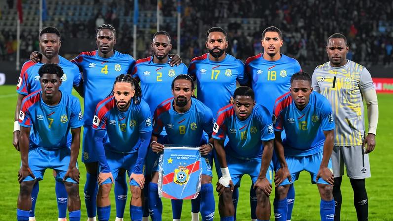 Foto de 13 de novembro de 2025 mostra jogadores da seleção do Congo posando antes da partida das eliminatórias da Copa do Mundo contra Camarões.