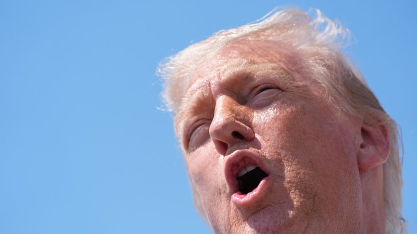 O presidente Donald Trump fala à imprensa após retornar e desembarcar do Air Force One, na quarta-feira, 20 de maio de 2026, na Base Aérea Conjunta Andrews, em Maryland, depois de discursar na cerimônia de formatura da Academia da Guarda Costeira dos EUA