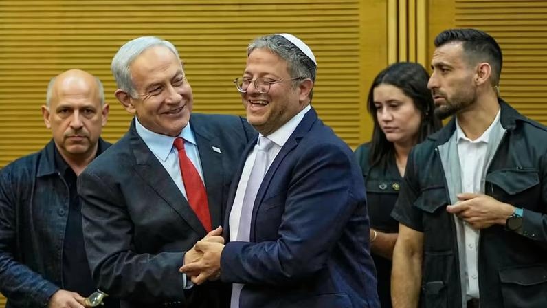 O primeiro-ministro israelense, Benjamin Netanyahu, e o ministro da Segurança Nacional de Israel, Itamar Ben-Gvir, sorriem no Knesset, o parlamento israelense em Jerusalém, em 23 de maio de 2023