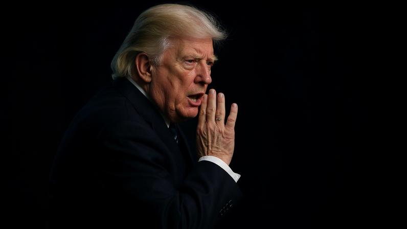 Donald Trump antes de embarcar no Air Force One na sexta-feira (22) em Nova Jersey — Foto: Alex Brandon/AP Photo