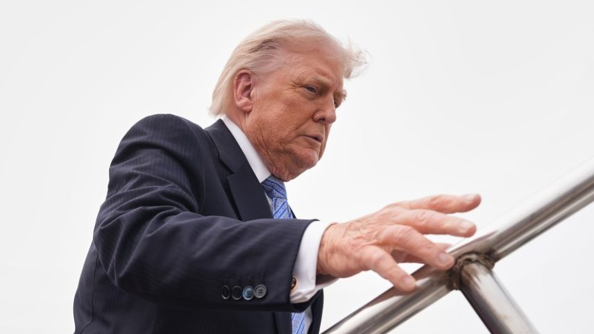 O presidente dos Estados Unidos, Donald Trump, abordou o Air Force One, no dia 15 de maio de 2026, no Aeroporto Internacional de Pequim, na capital da China