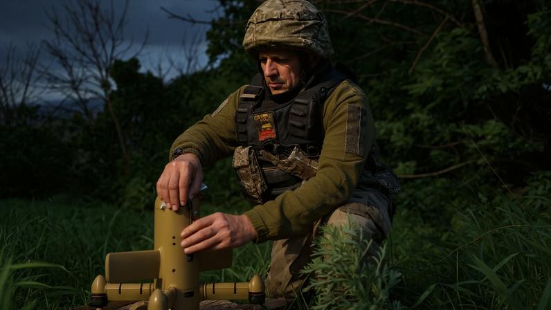 Um soldado ucraniano prepara um drone interceptador durante um ataque aéreo russo em um local não revelado próximo a Kharkiv, na Ucrânia, na segunda-feira, 25 de maio de 2026 — Foto: AP/Andrii Marienko