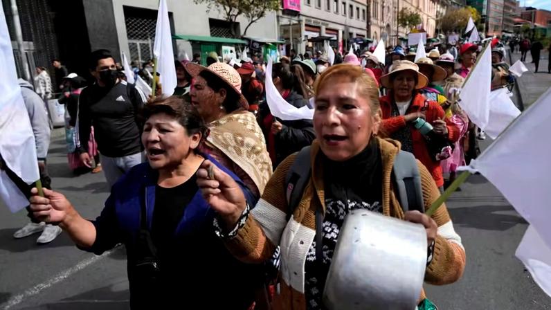 Vendedoras ambulantes fazem panelaço em La Paz contra os protestos — Foto: AP/Juan Karita