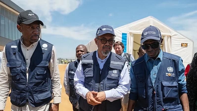 Tedros Adhanom Ghebreyesus (ao centro) — Foto: Moses Sawasawa/AP Photo
