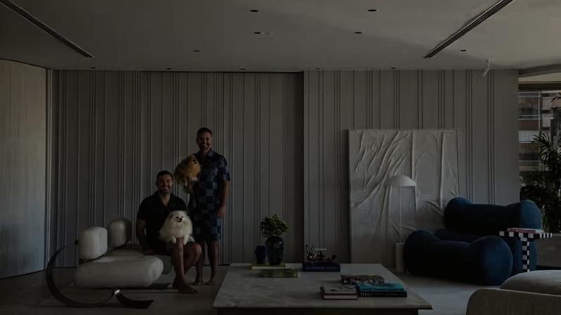 O casal de moradores, Bruno Carneiro e Edegar Devenz, repousa no living com as cadelas Chanel e Charlotte