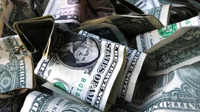 Com real descolado dos pares, BC anuncia leilão de swap reverso de US$ 500 milhões — Foto: AP/Mark Lennihan
