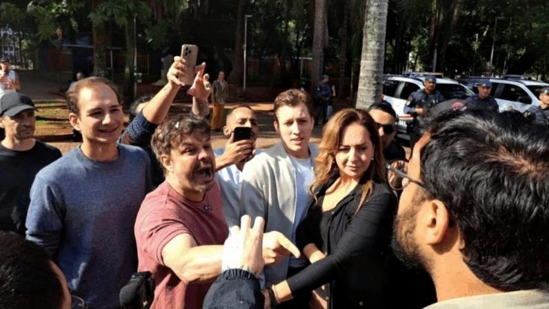 A confusão começou quando o vereador Adrilles Jorge (União-SP) e o influenciador Robson Fuinha chegaram ao ato e passaram a gravar estudantes presentes na manifestação