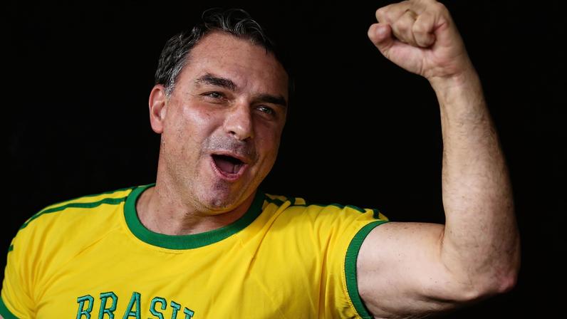 1 de 1 apos-ida-aos-eua-flavio-bolsonaro-chega-ao-df-apoiadores-o-recebem-no-aeroporto-metropoles-3