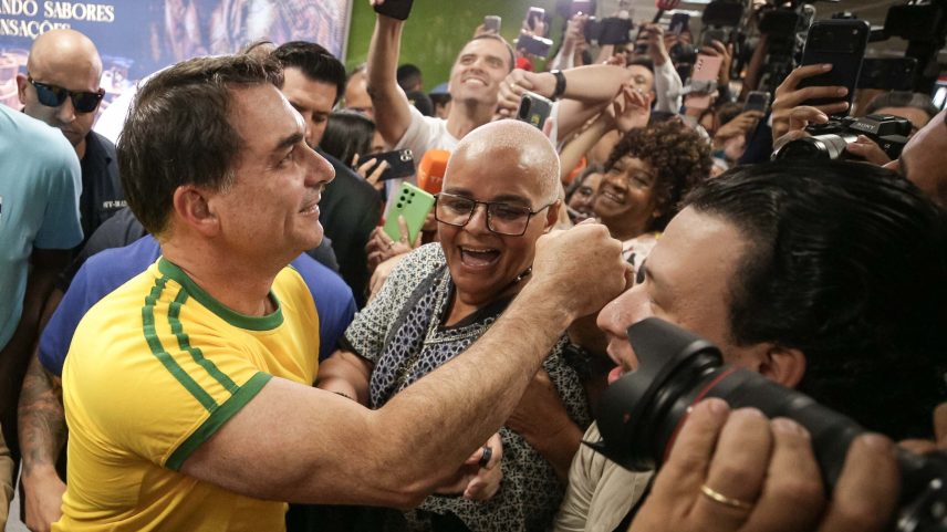 1 de 1 apos-ida-aos-eua-flavio-bolsonaro-chega-ao-df-apoiadores-o-recebem-no-aeroporto-metropoles-3 - Foto: BRENO ESAKI/METRÓPOLES @BRENOESAKIFOTO