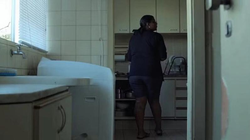 ‘Aqui Não Entra Luz’: filme revela o quarto de empregada como ferida aberta do Brasil