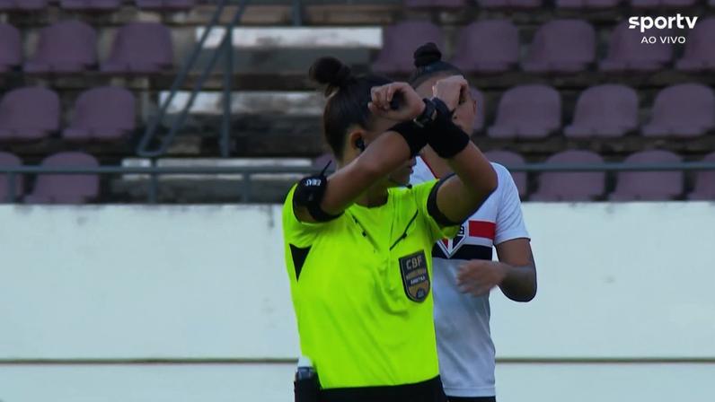 Árbitra Talita Ximenes de Freitas aciona protocolo antirracismo e misoginia em São Paulo x Ferroviária — Foto: Reprodução/sportv