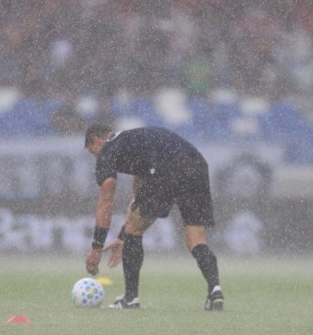 Árbitro checa condições do gramado antes de Remo x Palmeiras pelo Brasileirão