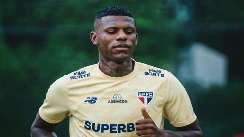 Arboleda durante treino do São Paulo no CT da Barra Funda