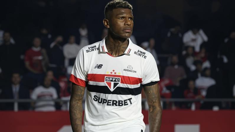 Arboleda em ação durante São Paulo x Atlético-MG, duelo da Copa do Brasil