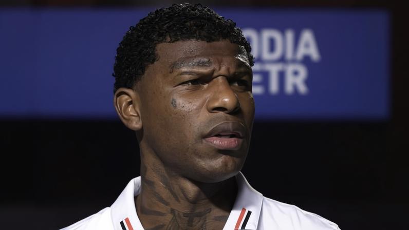 Arboleda, zagueiro do São Paulo, contra o Bragantino em jogo do Campeonato Brasileiro