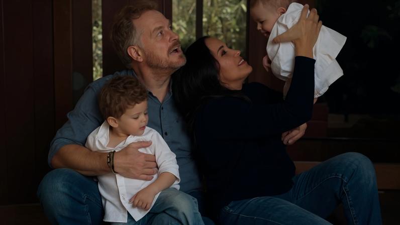 Harry e Meghan com os filhos em cartão de festas de fim de ano; ao lado, Archie, o primogênito, em flagra mais recente — Foto: Reprodução