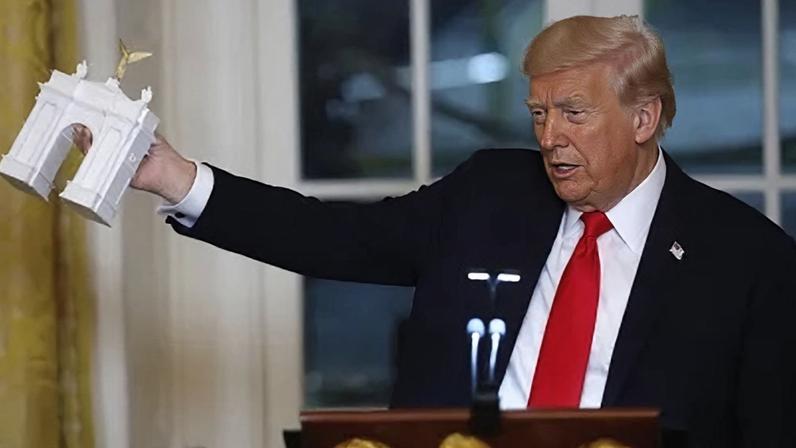 O presidente dos EUA, Donald Trump, segura um modelo de arco enquanto faz comentários durante um jantar de arrecadação de fundos no Salão Leste da Casa Branca em 15 de outubro de 2025 em Washington, DC