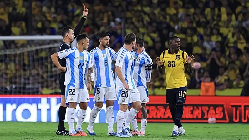 Wilmar Roldán expulsa Caicedo no duelo entre Equador e Argentina, pelas Eliminatórias