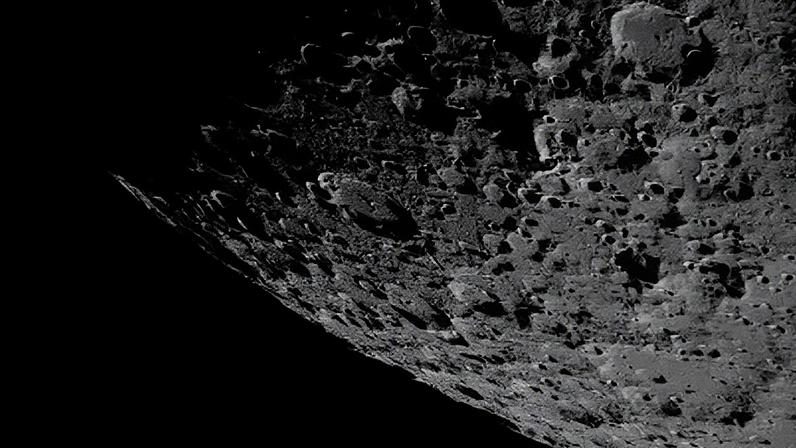 apturada pela tripulação da Artemis II, a imagem mostra o terreno fortemente craterizado da borda leste da bacia Polo Sul-Aitken, com o terminador sombreado – a fronteira entre o dia e a noite lunar – na parte superior. A bacia Polo Sul-Aitken é a maior e mais antiga bacia da Lua, proporcionando um vislumbre de uma antiga história geológica construída ao longo de bilhões de anos.