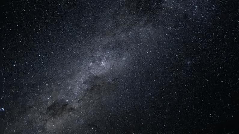 As correlações observadas entre massa estelar, atividade de formação estelar, processos de extinção e densidade das estruturas em larga escala indicam que a evolução das galáxias foi moldada, ao longo do tempo cósmico, por fatores intrínsecos e extrínsecos