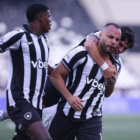Arthur Cabral celebra gols contra o Corinthians