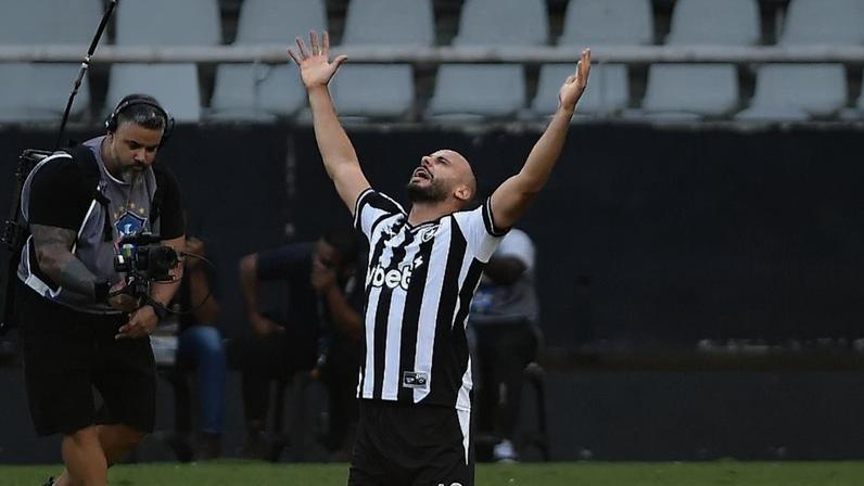 Arthur Cabral foi destaque do Botafogo contra o Corinthians