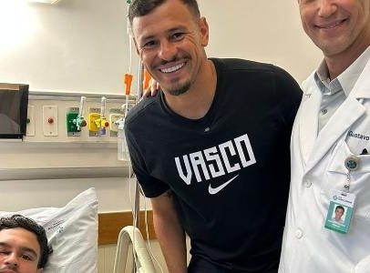 Hugo Moura visita torcedor do Vasco que perdeu visão após bala de borracha